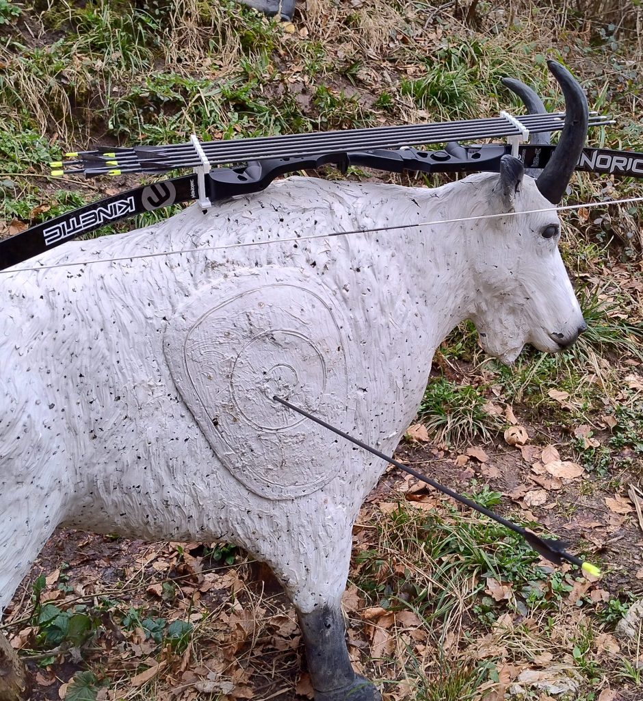 Ein Bogen mit Pfeilen auf einem lebensgroßen 3d Ziel. Bogenköcher Q7