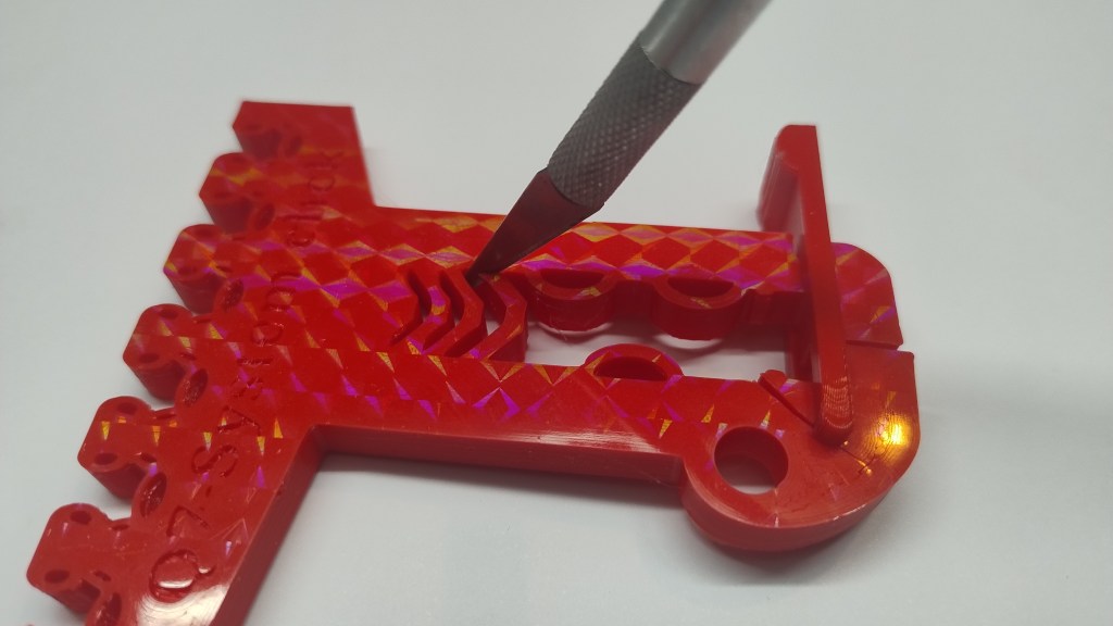 Ein roter Bogenköcher Q7 an dem gezeigt wird wie die Größe angepasst werden kann.